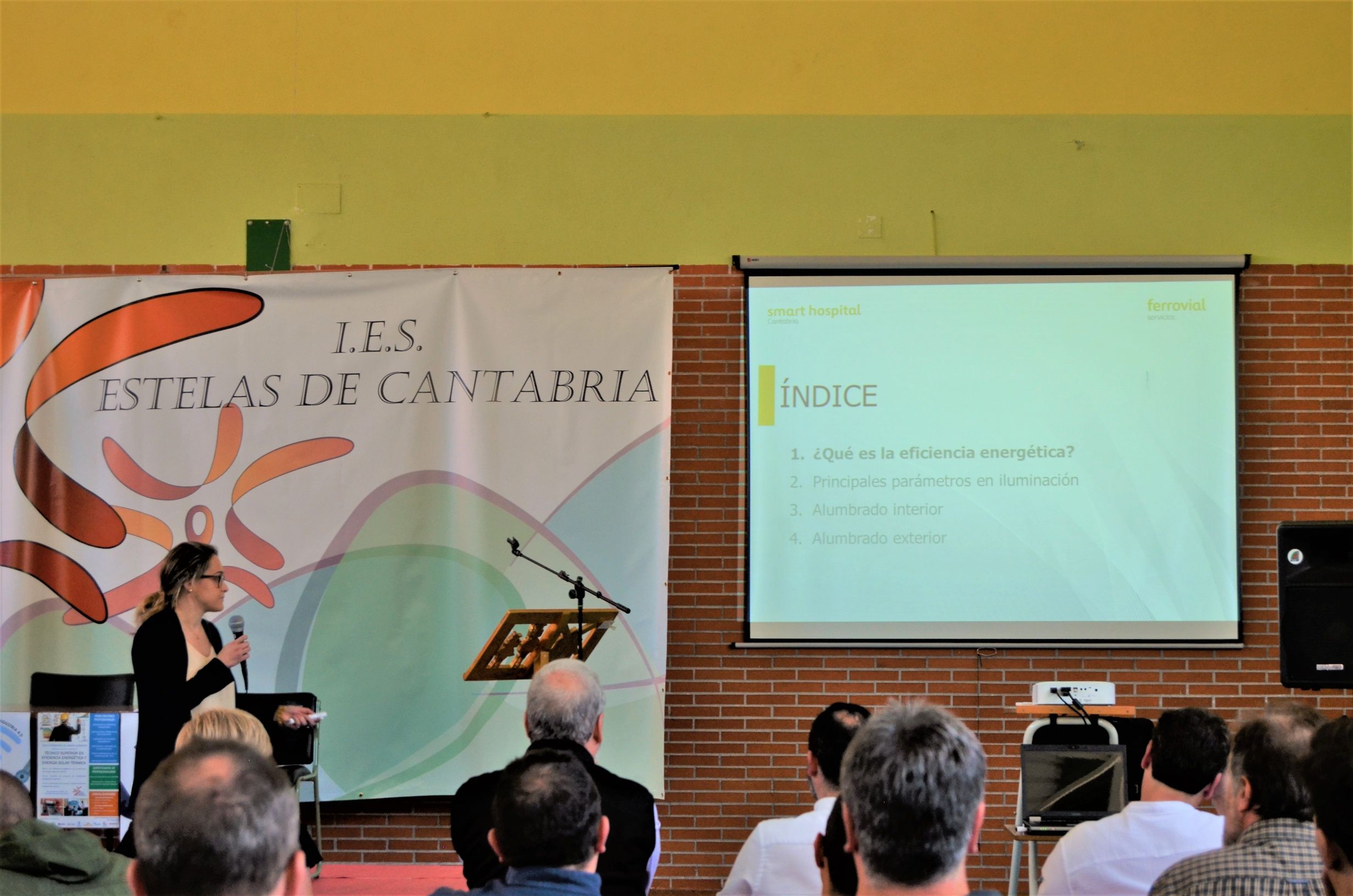 Cristina Sánchez durante su exposición en el IES Estelas de Cantabria